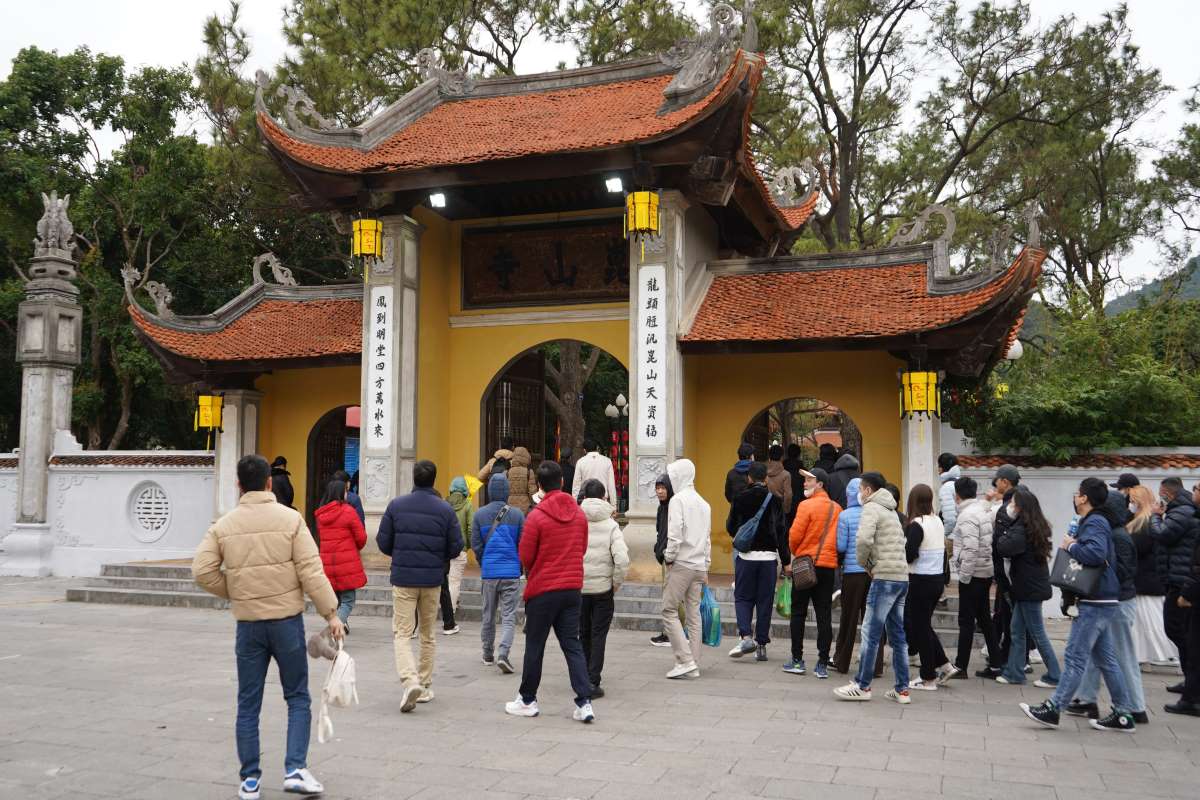 Con Son xua thuoc dia phan xa Chi Ngai, huyen Phuong Son, lo Lang Giang (nay thuoc phuong Tran Hung Dao, thanh pho Hai Phong). Chua co ten chu la “Con Son Thien Tu Phuc Tu” nghia la chua duoc troi ban cho phuc lanh. Chua nam duoi chan nui Con Son (tuc nui Ky Lan). Ảnh: Mai Dung