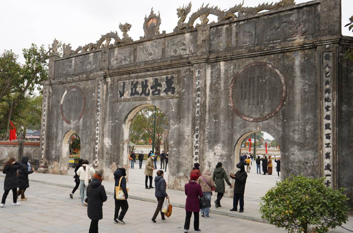 Nghi mon den la cong trinh kien truc do so hoanh trang, thiet ke kieu cong thanh dang buc cuon thu voi ba cua vom va hai tru bieu lon. Day la buc tranh sinh dong hoi du tu linh, tu quy, khai quat ca am duong, troi dat, thien nhien, con nguoi noi dat thanh. Ảnh: Mai Dung