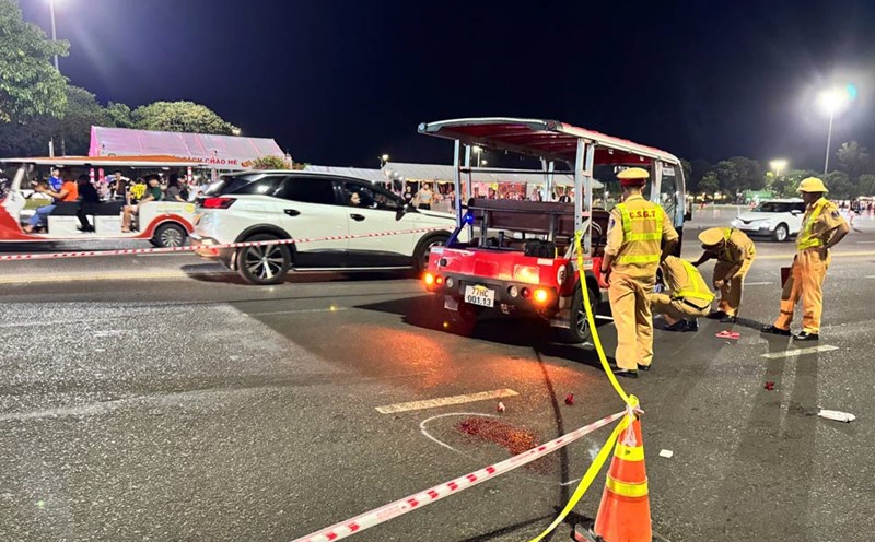 Scene of the tourist electric car hitting 3 people, causing casualties in Quy Nhon (Gia Lai). Photo: Hoai Phuong