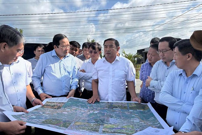 Pho Chu tich UBND tinh Tay Ninh Nguyen Minh Lam cung lanh dao cac so, nganh truc tiep khao sat huong tuyen va cac diem du kien bo tri tai dinh cu du an duong Vanh dai 4 TPHCM. Anh: Ngoc Linh