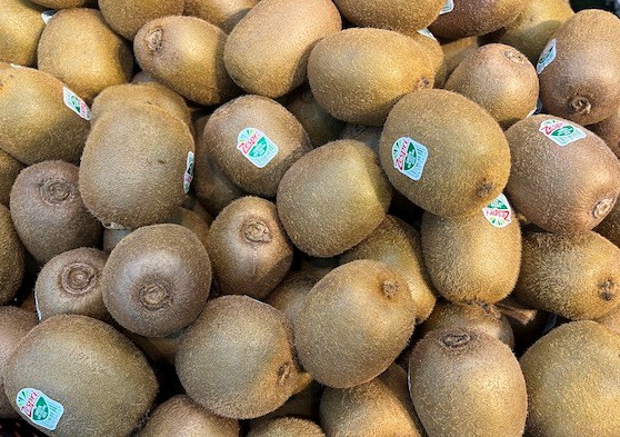 キウイは、目を良くするために食事に取り入れるべき果物の1つです。写真:キエウ・ヴー