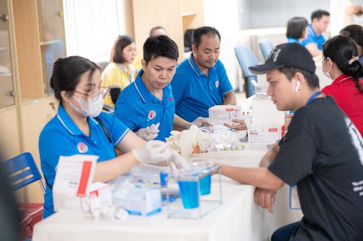 헌혈 자원 봉사에 참여하는 섬유 노동 조합원. 사진: 퐁푸