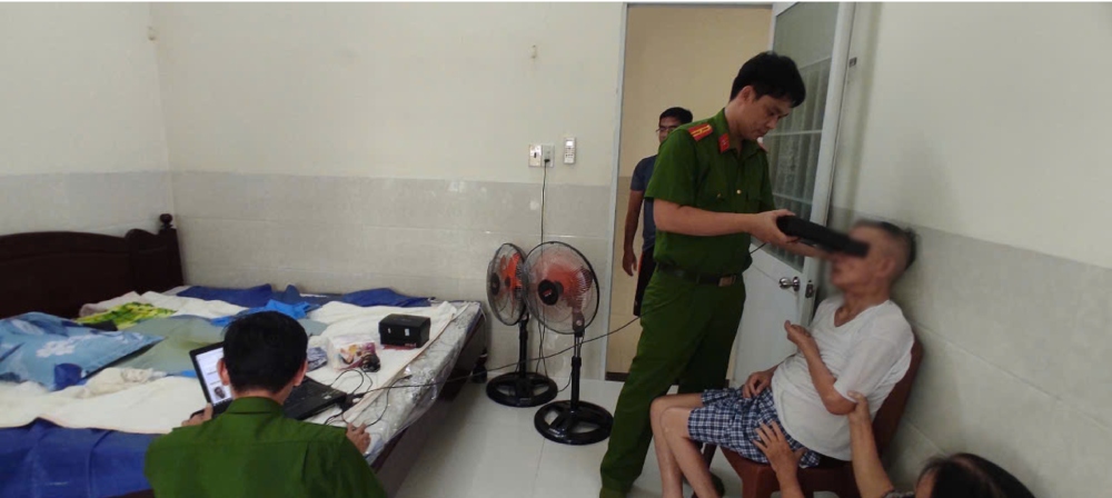 Officers of the Department of Social Order Police, An Giang Provincial Police went to the house to collect documents for issuing ID cards for patients. Photo: Department of National Highway Police on Social Insurance