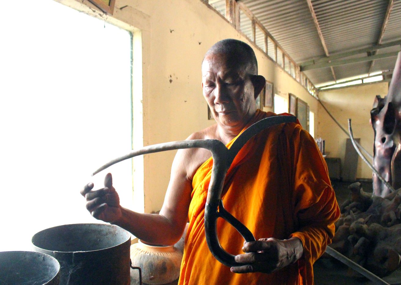 Do dia hinh trong lua o day rat da dang, vua co lua ruong tren (chan nui, trien nui), vua co lua ruong duoi dong bang pha cat) nen dung cu thu hoach lua o day cung rat da dang. Trong anh la kon-dieu, la vong gat lua cua dong dao Khmer. Anh: Lam Dien