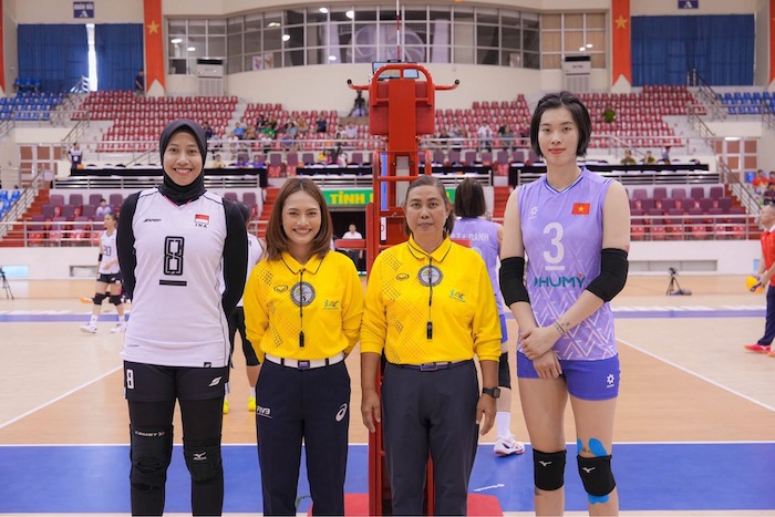 Nu trong tai dieu hanh tran dau giua Viet Nam va Indonesia moi day. Anh: VFV