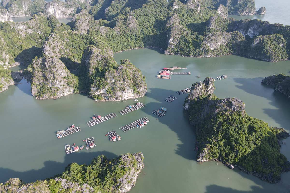 Toan canh lang chai Vung Vieng (mot diem tham quan noi tieng tren vinh Ha Long, tinh Quang Ninh). Anh: Dieu Hoang