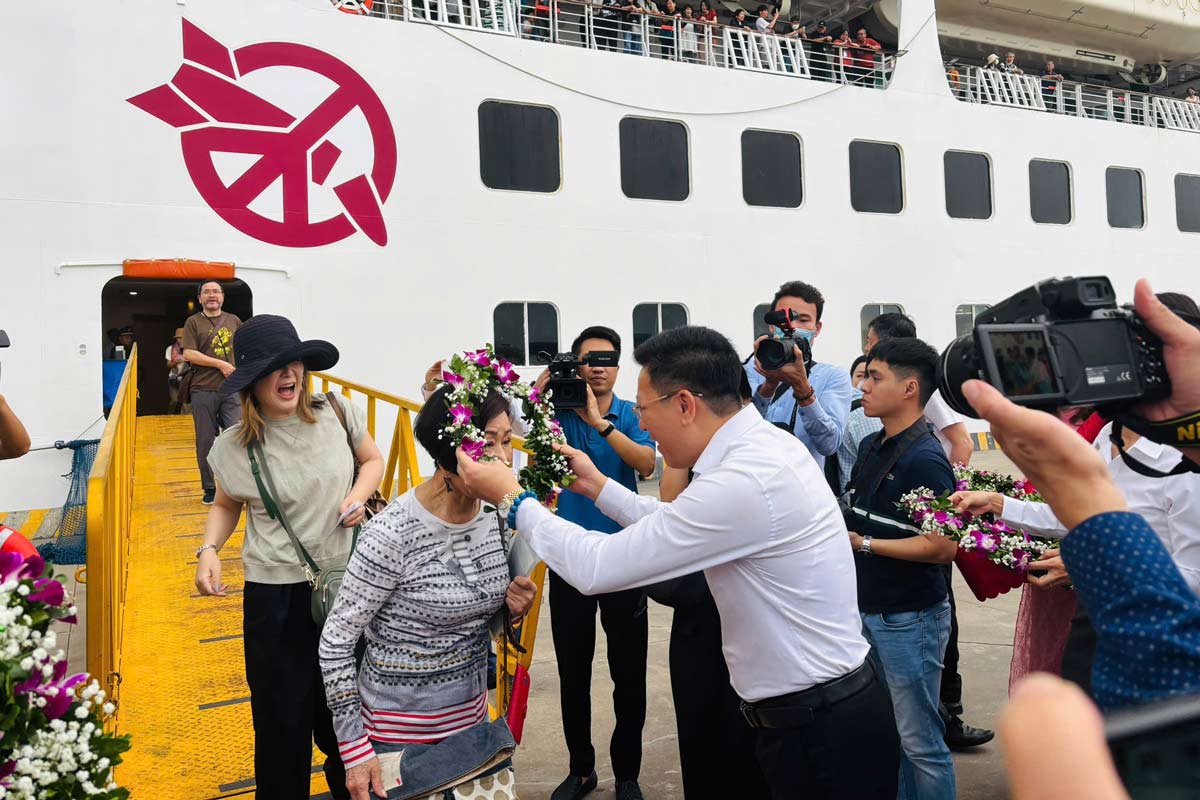 クアンニン省は船でハロン湾を訪れる観光客を歓迎します。写真:Dieu Hoang