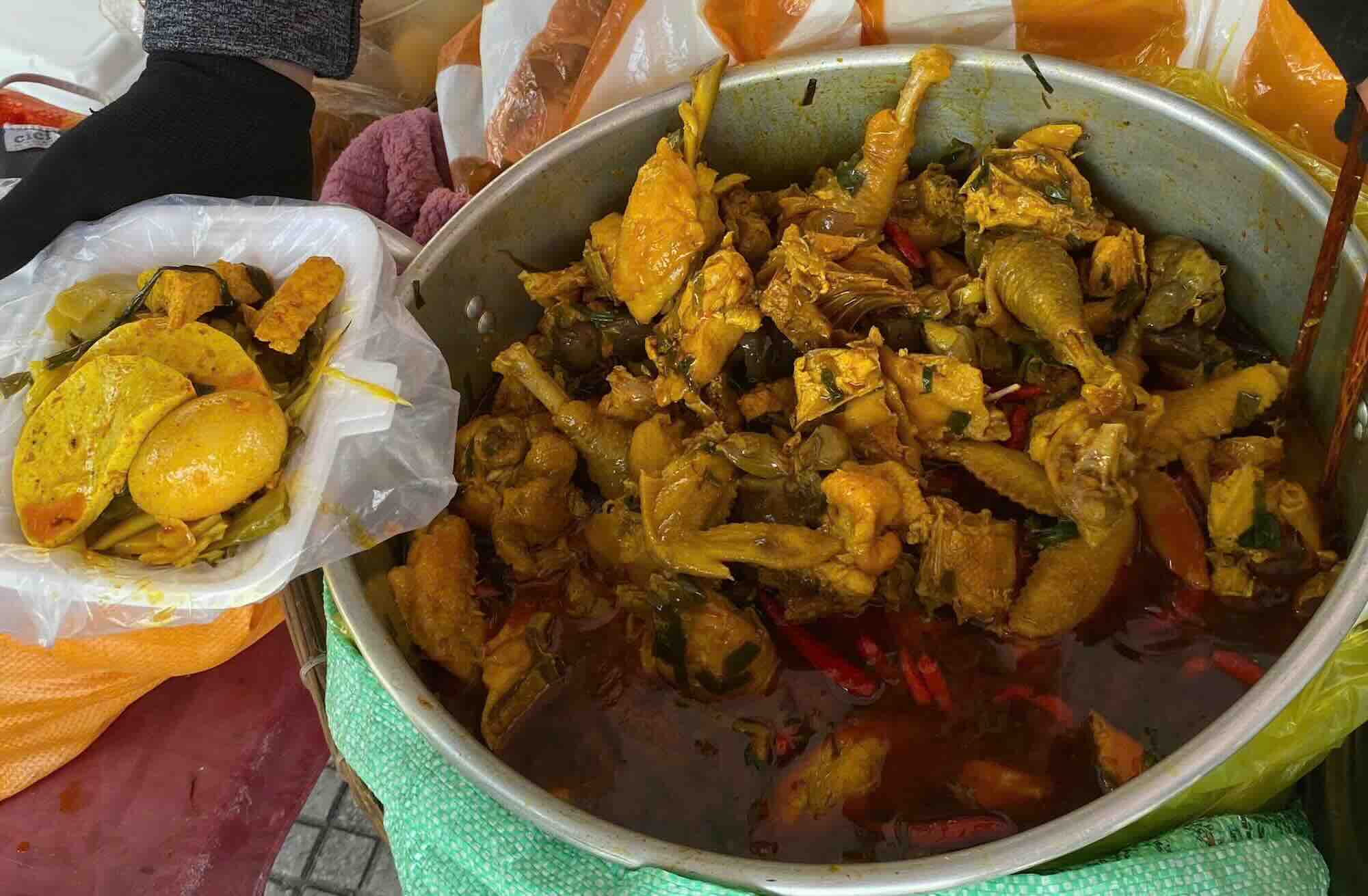 La soupe de poulet Lac Son a cause de la tristesse a de nombreux convives.