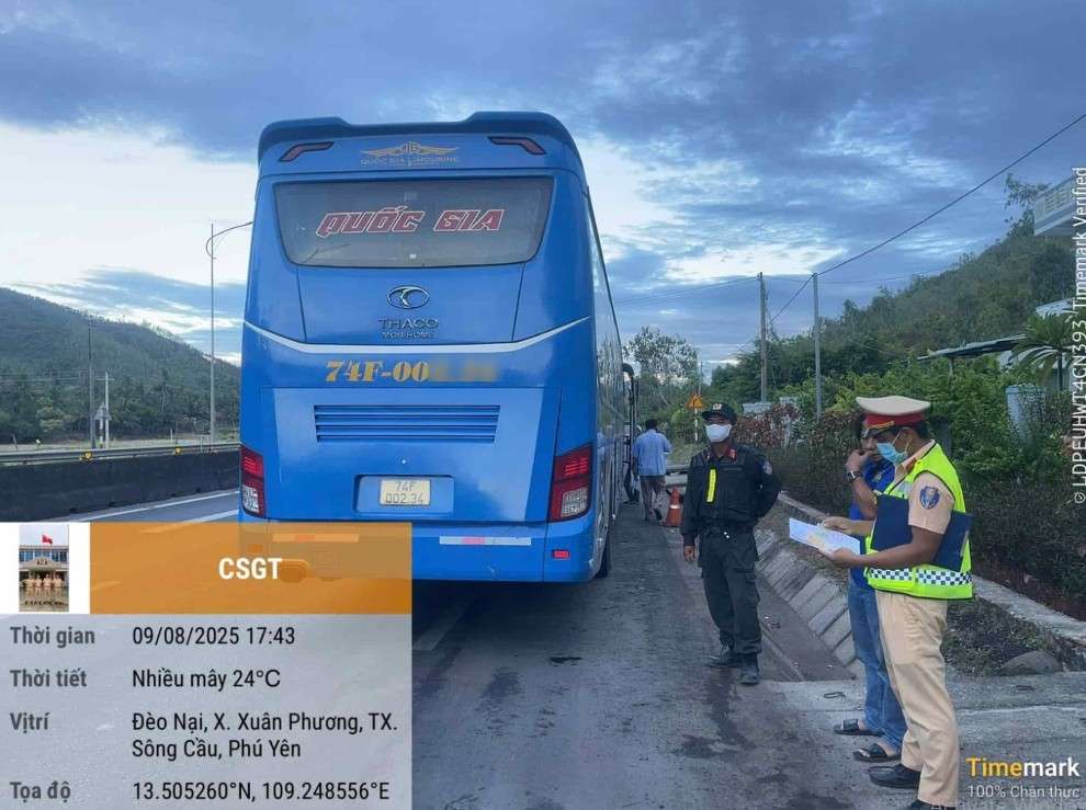 Dak Lakの交通警察は、人々のニュースに違反する乗用車を処理しました。写真：交通警察署