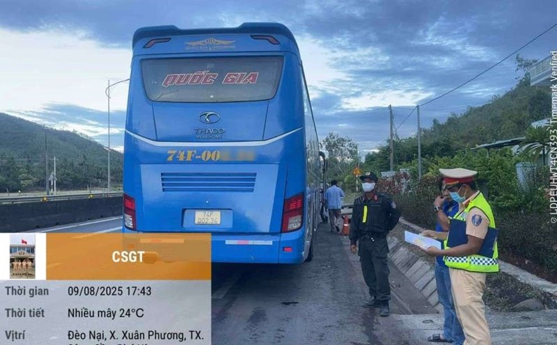 Dak Lak Traffic Police handled a passenger bus violating the report of the people. Photo: Traffic Police Department