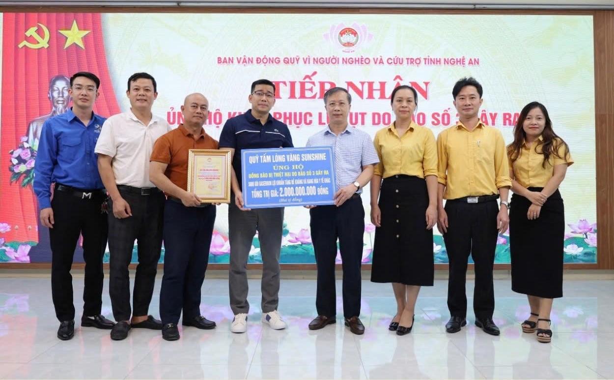 El Fondo Tam long vang Sunshine apoya con 5.000 paquetes de Gaserikin antibacterianos y materiales medicos por valor de 2 mil millones de VND ayudando a la gente de las zonas inundadas de Nghe An a aumentar la resistencia y proteger la salud. Foto: Ngoc Anh