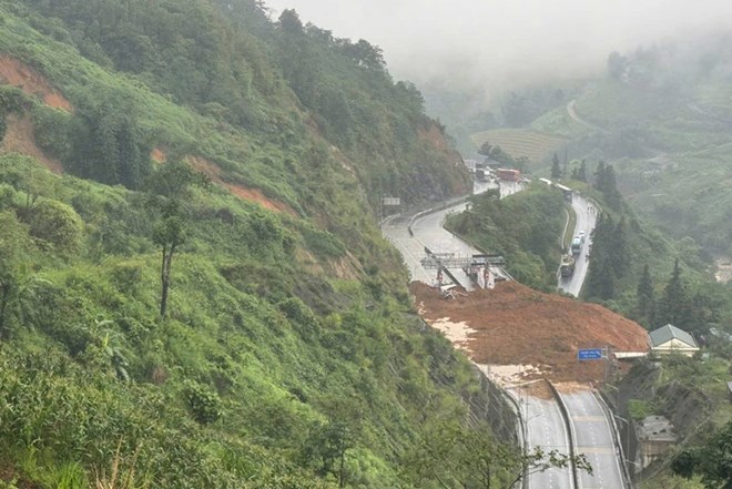 Sa Pa(ラオカイ)の道路は、大雨による地滑りにより寸断されました。写真:ディン・ダイ