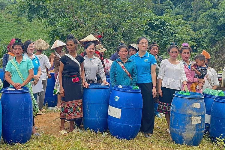 La Asociacion de Mujeres de la provincia de Dien Bien dona contenedores de agua limpia a la gente de la comuna de Phinh Giang. Foto: Mujeres de Dien Bien