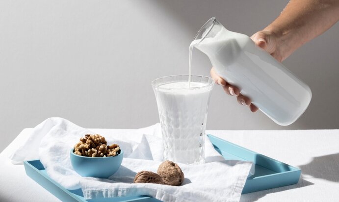 Does milk really retain water better than filtered water? Photo: Thuy Duong