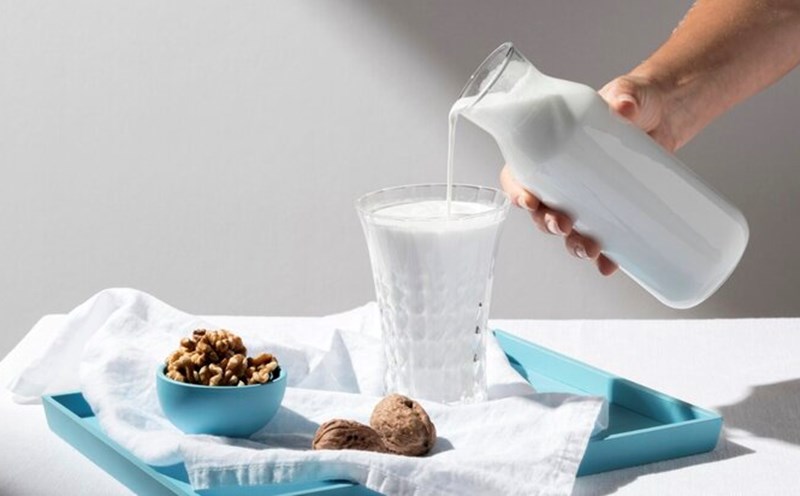 Does milk really retain water better than filtered water? Photo: Thuy Duong