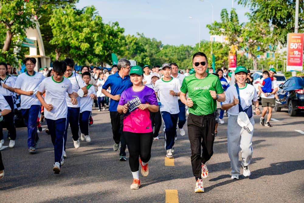 Herbalife Vietnam et le Comite olympique vietnamien lancent l'esprit sportif et un mode de vie dynamique accueillant des milliers de participants dans de nombreuses provinces et villes du pays.