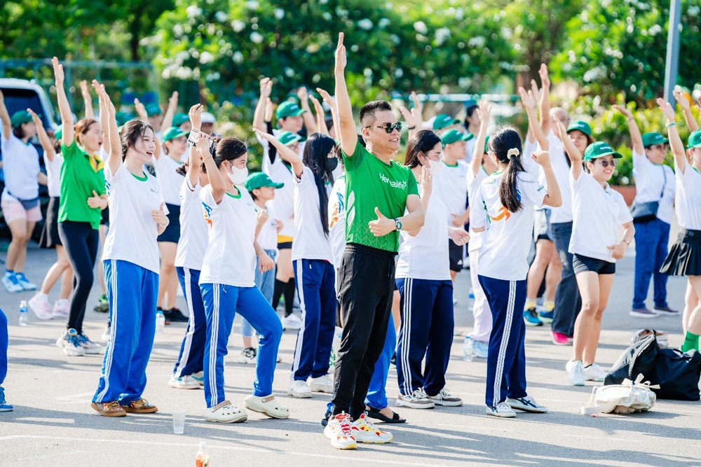 Hon 3.000 nguoi tu moi nganh nghe da cung tap luyen va trai nghiem cac mon the thao Olympic, tiep them nang luong tich cuc cho cong dong.