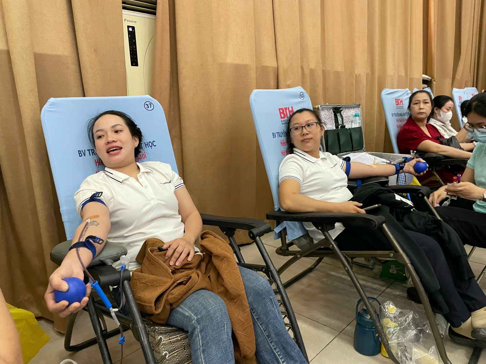 호치민시 노동자들이 사람을 살리기 위해 헌혈에 열정적으로 참여하고 있습니다. 사진: Dinh Trong