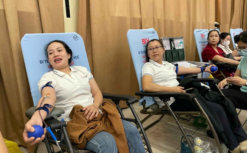 Workers in Ho Chi Minh City enthusiastically participate in donating blood to save lives. Photo: Dinh Trong