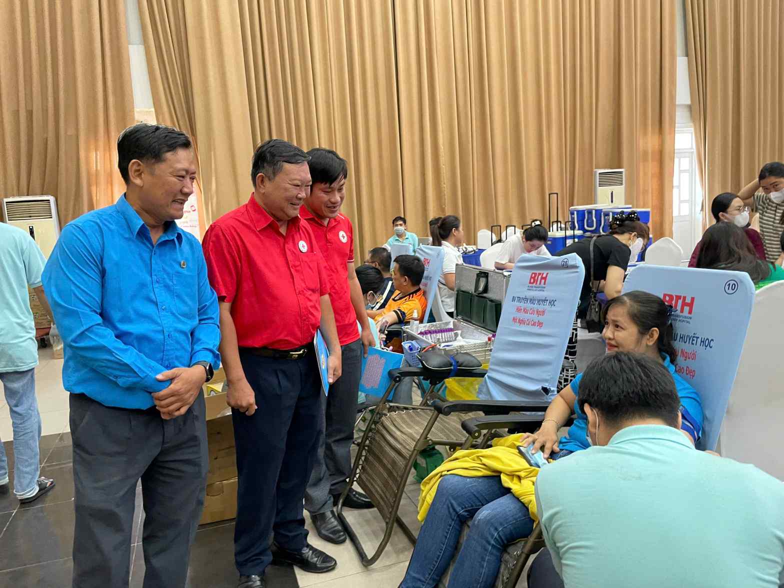 Ong Nguyen Trong Tin - Giam doc Trung tam Cong tac Xa hoi Cong doan thuoc LDLD TPHCM cung lanh dao Trung tam
