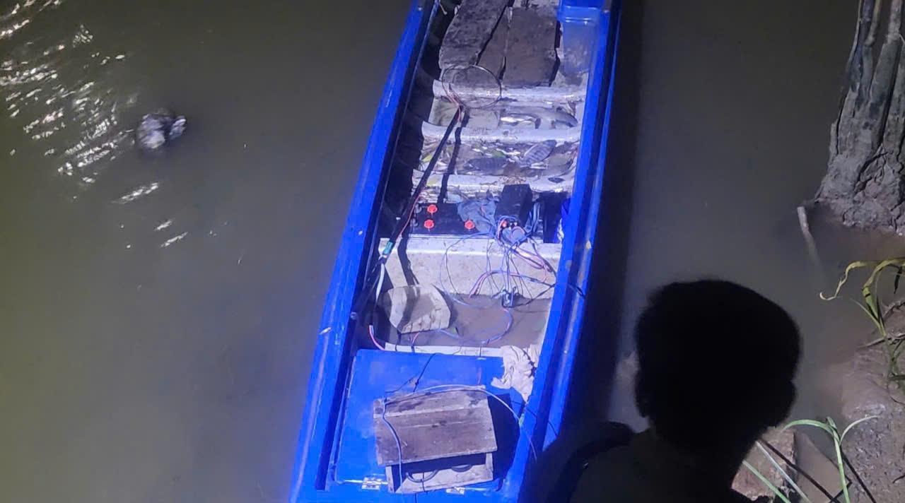 My Thuan 코뮌 경찰은 불법 수산물 채취를 위해 전기 충격을 가하는 데 사용된 수단을 기록하고 임시 압수했습니다. 사진: 경찰 제공