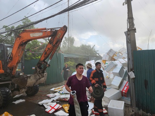 Canh sat PCCC &CNCH dap lua tai dam chay. Anh: Minh Hanh