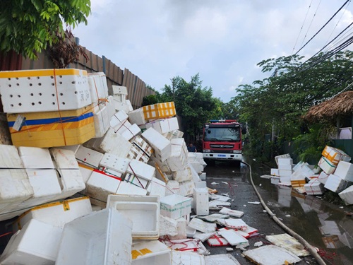 Hanoi quickly extinguished the fire at the scrap warehouse in Tan Trieu. Photo: Minh Hanh