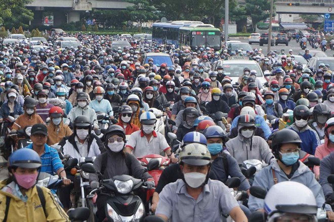 When limiting gasoline and oil vehicles to the center, Ho Chi Minh City has proposed an alternative for people. Photo: Anh Tu