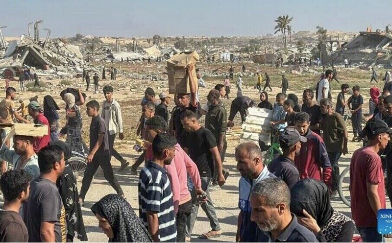 Palestinians gather at the Gaza relief point. Photo: Xinhua