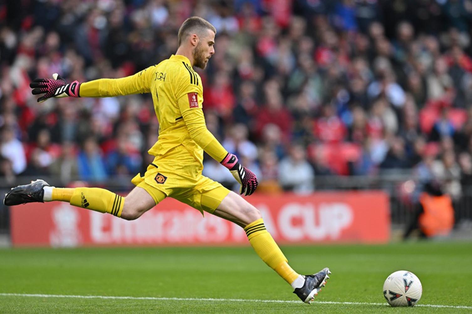 Nguoi ham mo Man United cam thay hoai niem khi lai duoc nhin thay David De Gea tren tham co Old Trafford. Anh: AFP