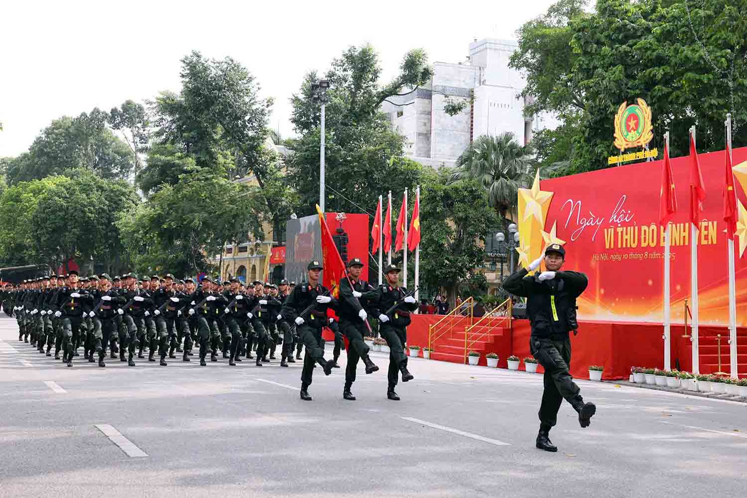 Luc luong Cong an TP Ha Noi duyet doi ngu, dieu hanh trong chuong trinh. Anh: Pham Kien