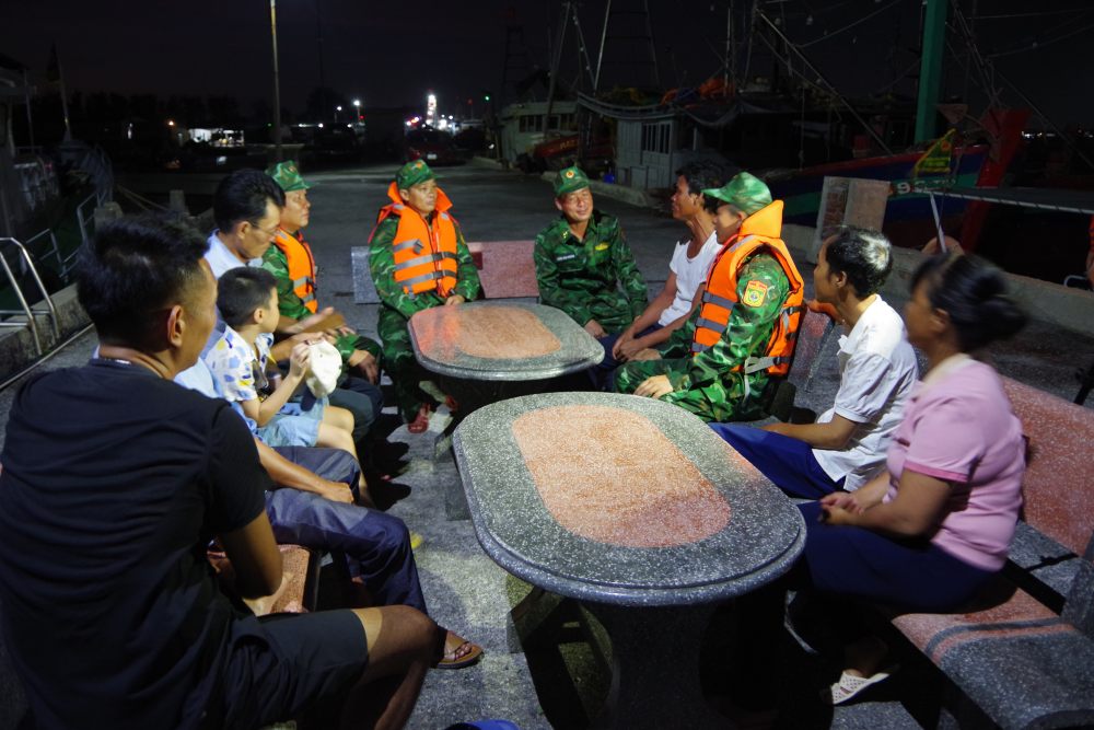 Luc luong Bo doi Bien phong da tim kiem, cuu nan thanh cong ngu dan gap nan tren bien va ban giao cho gia dinh. Anh: Minh Khoi