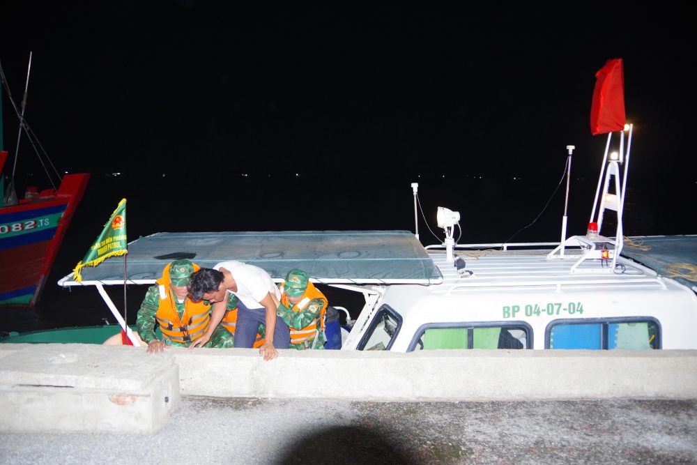 The Ninh Binh Provincial Border Guard Command has just coordinated to successfully search and rescue a fisherman in distress at sea. Photo: Minh Khoi.