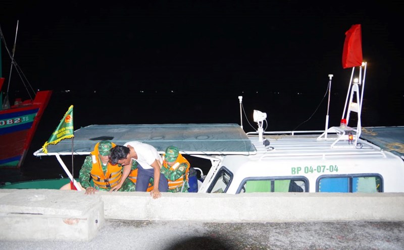 The Ninh Binh Provincial Border Guard Command has just coordinated to successfully search and rescue a fisherman in distress at sea. Photo: Minh Khoi.
