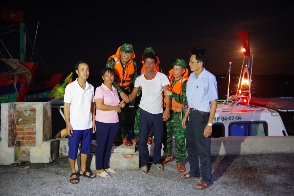Ban Chi huy Bo doi Bien phong tinh Ninh Binh phoi hop tim kiem, cuu nan thanh cong ngu dan gap nan tren bien. Anh: Minh Khoi