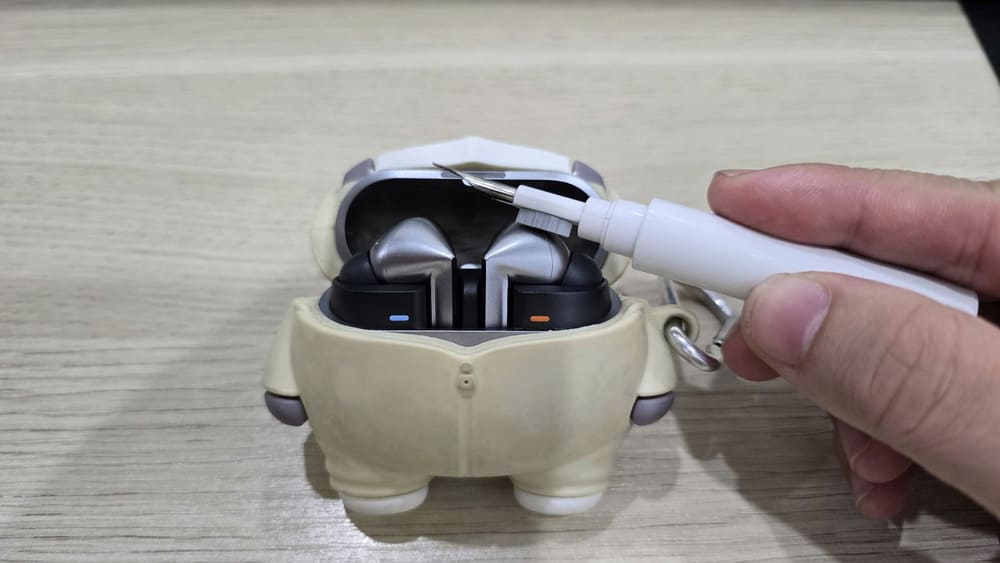 Los auriculares bluetooth son uno de los dispositivos electronicos que deben limpiarse regularmente para garantizar la calidad y no afectar la salud. Foto: Tuan Dat