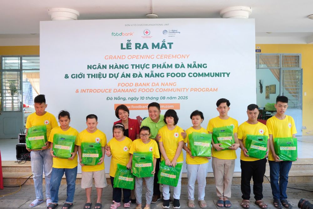 Da Nang has a community food warehouse, receives relief and distributes humanitarian aid. Photo: Tran Thi