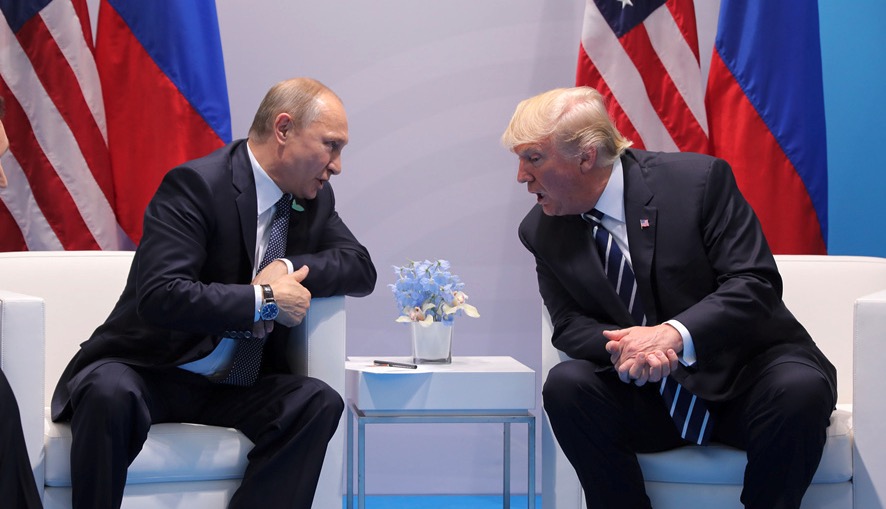 El presidente estadounidense Donald Trump habla con el presidente ruso Vladimir Putin en una reunion bilateral en la cumbre del G20 en Hamburgo Alemania el 7 de julio de 2017. Foto: Xinhua