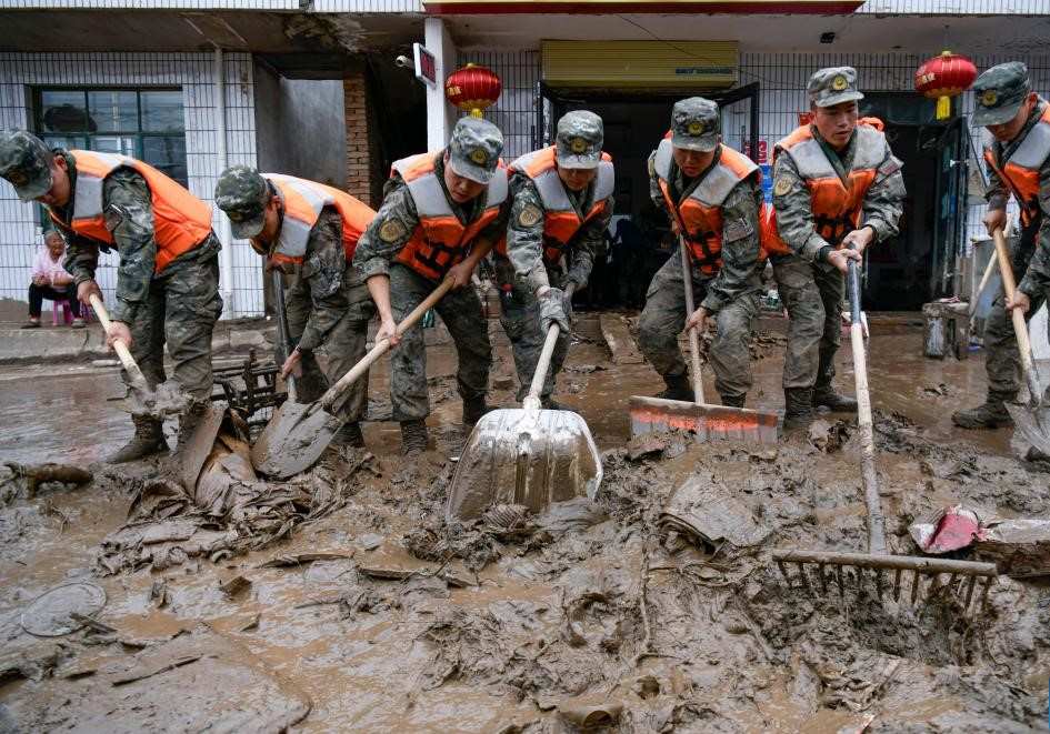 Luc luong cuu ho don dep sau lu quet o huyen Du Trung, thanh pho Lan Chau, tinh Cam Tuc, Trung Quoc, ngay 9.8.2025. Anh: Xinhua