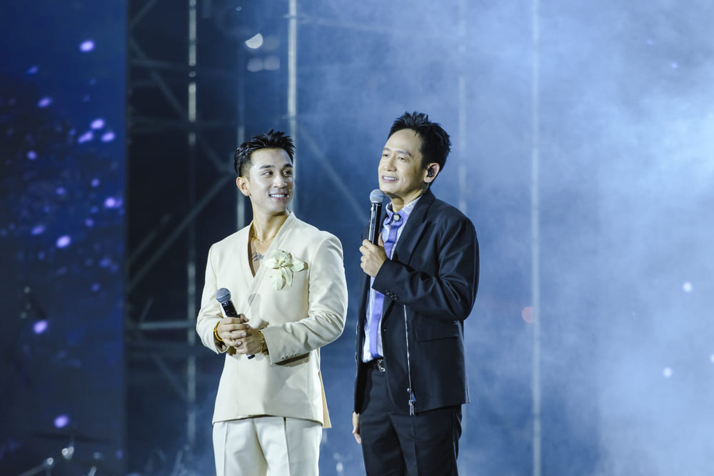 Ca si Duy Manh va Duong Edward gay chu y voi man song ca Anh: Ban to chuc