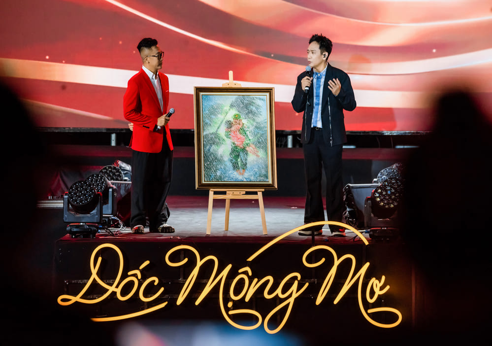 The auction of paintings by artist Doan Nguyen is one of the highlights of the "Anh em ket doan 3" program. Photo: Organizing Committee