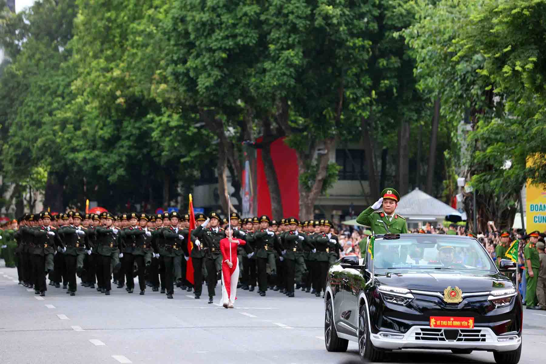 Dai ta Le Van Tuan, Pho Giam doc Cong an TP Ha Noi, tren xe chi huy di qua khan dai. Anh: Song Huu
