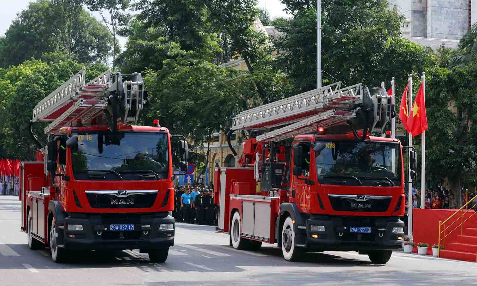 Doi hinh gom cac phuong tien chua chay va cuu nan, cuu ho hien dai nhat cua luc luong Canh sat PCCC va CNCH Cong an TP Ha Noi. Anh: Song Huu
