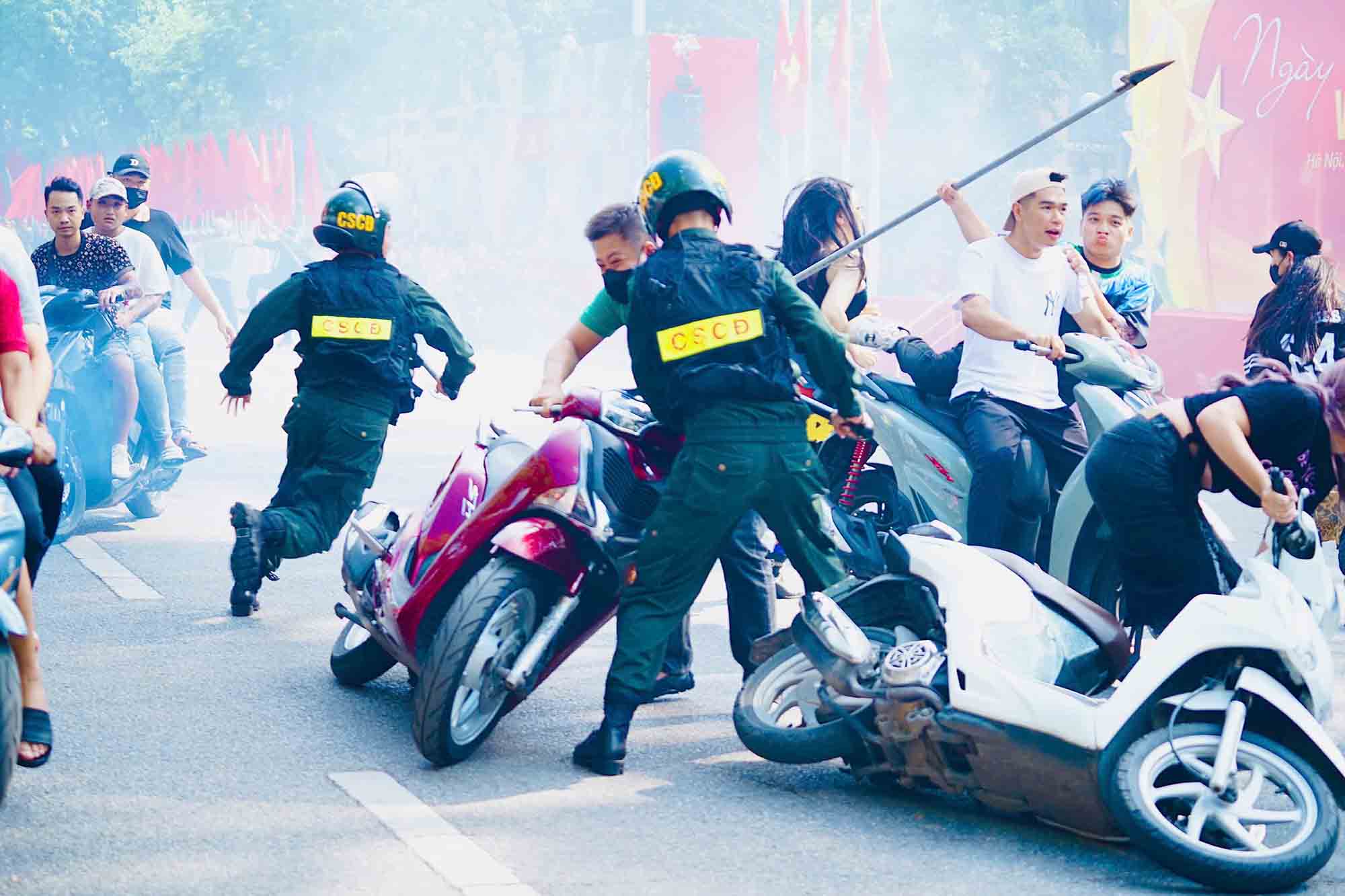 Luc luong CSGT va CSCD cung xe chuyen dung chan dau cac doi tuong. Khi bi vay bat, nhom thanh thieu nien chong tra quyet liet.