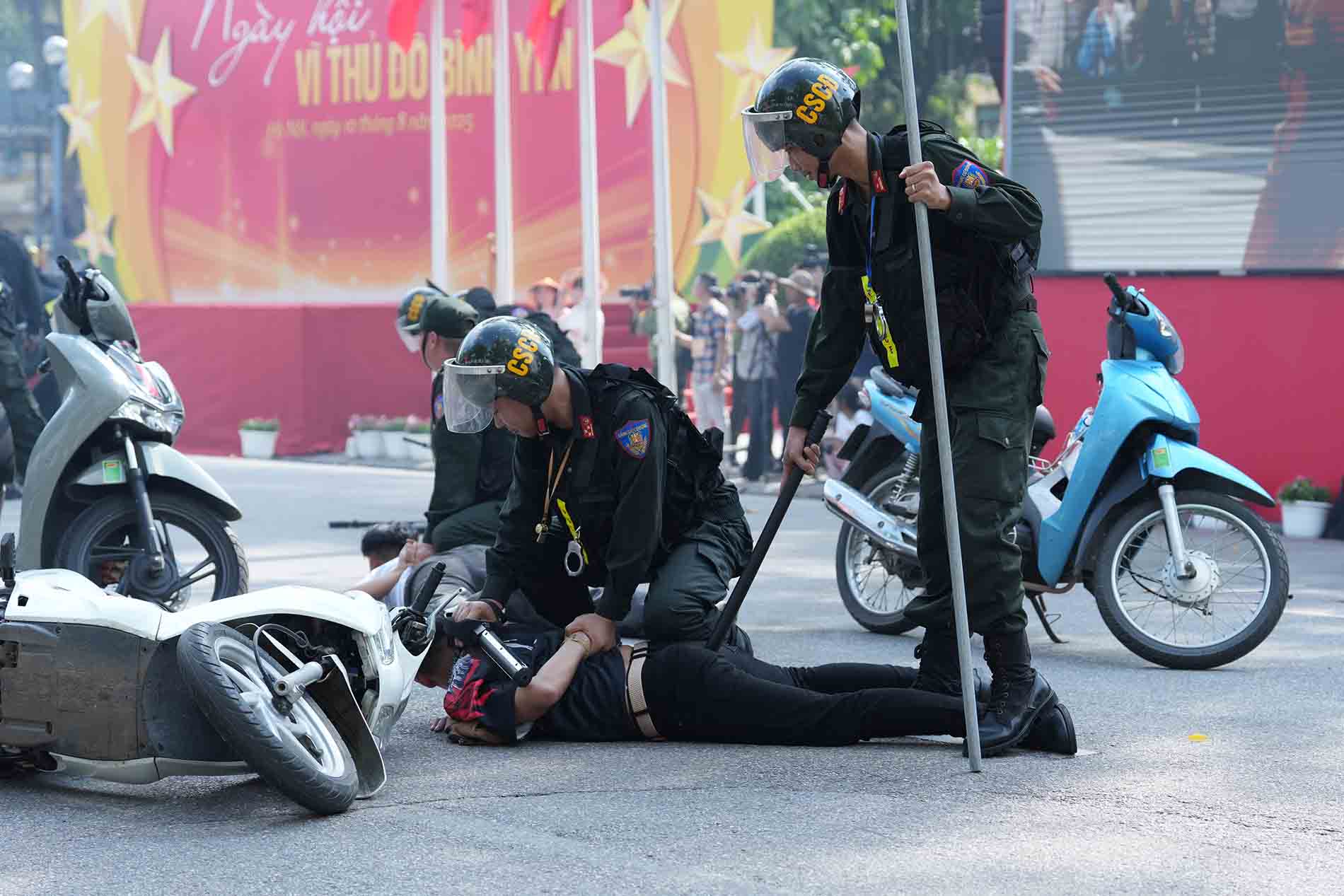 Bang nghiep vu, cung cong cu ho tro, cac chien si CSCD va CSGT nhanh chong quat nga, khong che duoc toi pham, sau do duoc ap giai ve tru so cong an. 