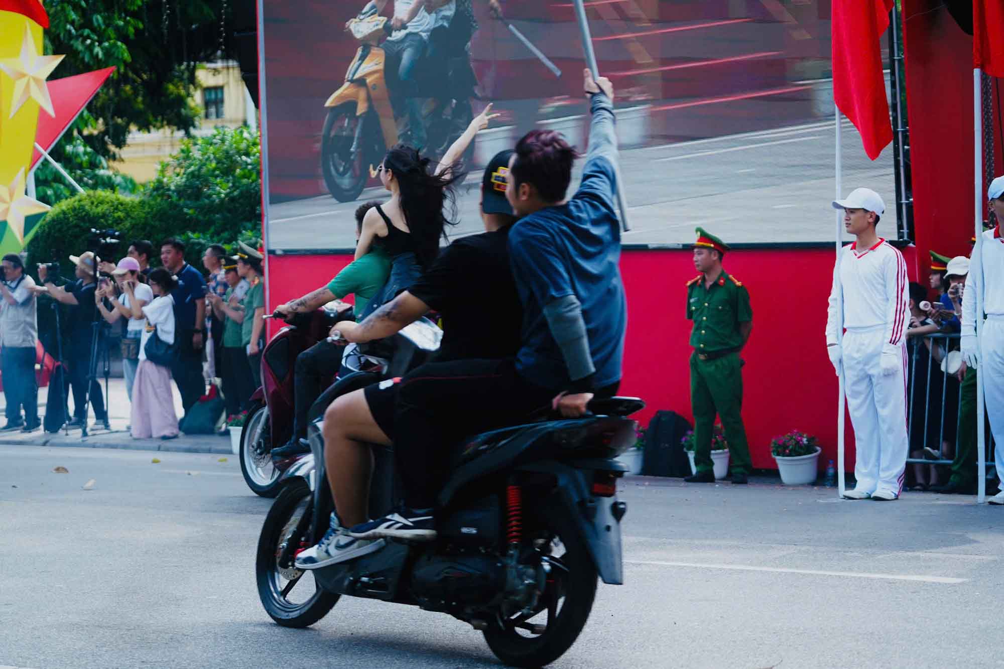 O tinh huong nay, khi nam thong tin, lanh dao Cong an TP Ha Noi da chi dao luc luong lap tuc trien khai doi hinh de khong che, vay bat nhom nghi pham.