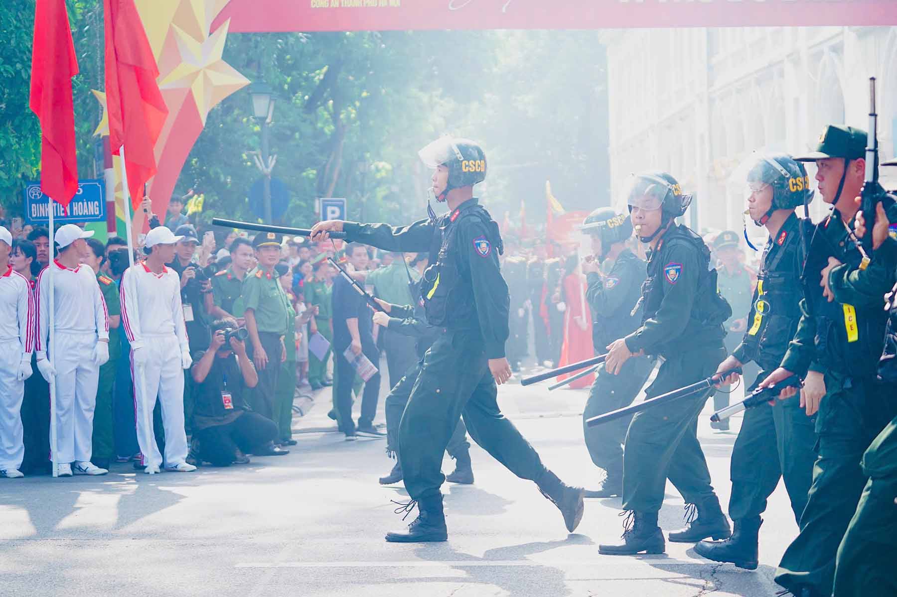 O tinh huong nay, khi nam thong tin, lanh dao Cong an TP Ha Noi da chi dao luc luong lap tuc trien khai doi hinh de khong che, vay bat nhom nghi pham.