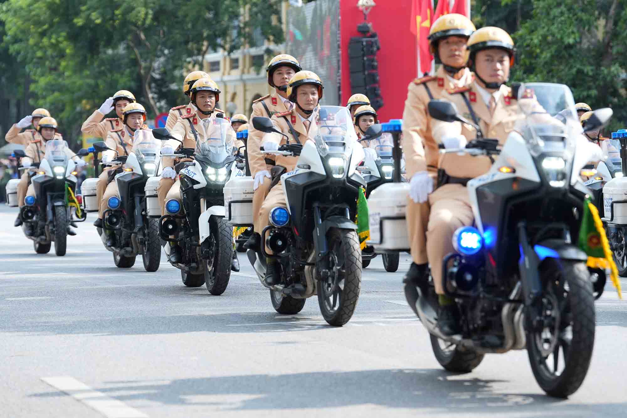 Doi hinh mo to hien dai cua CSGT Ha Noi nhu Honda Goldwing 2023 hay Honda CB300F. Anh: Song Huu