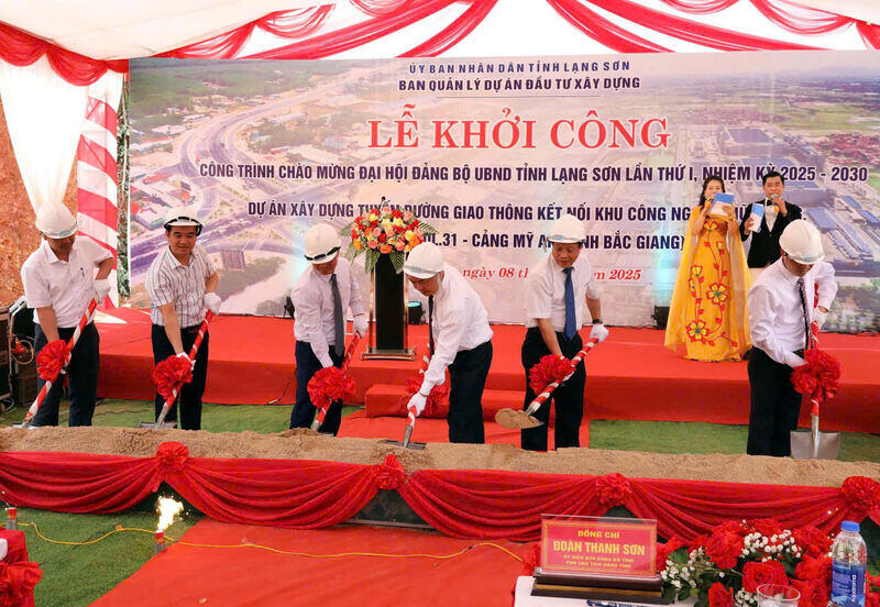 Lanh dao tinh Lang Son du le khoi cong tuyen duong ket noi Khu cong nghiep Huu Lung, Duong tinh 245 voi Quoc lo 31 va Cang My An (Bac Giang, nay thuoc tinh Bac Ninh). Anh: Quoc Dat