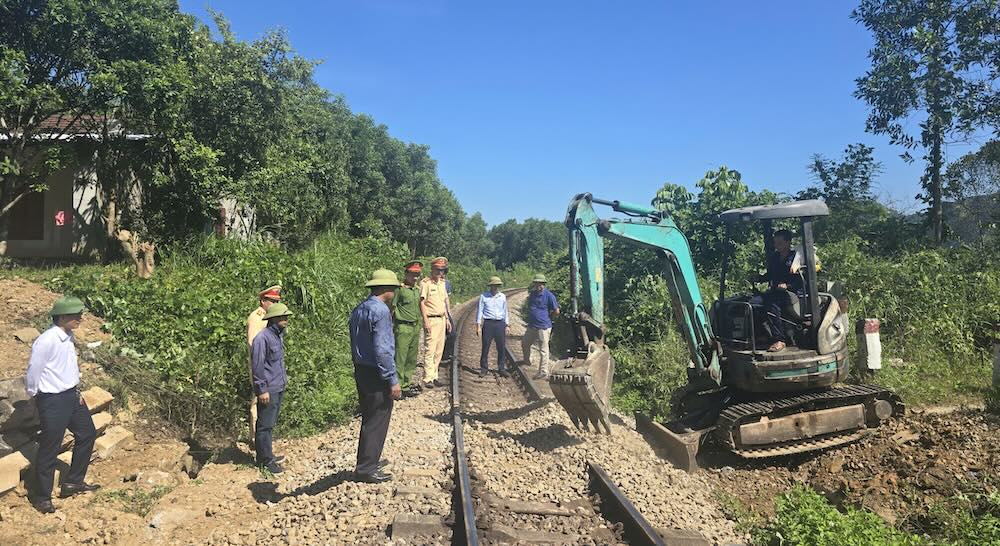 Dangerous self-opened crossings across the railway were cleared. Photo: H. Nguyen
